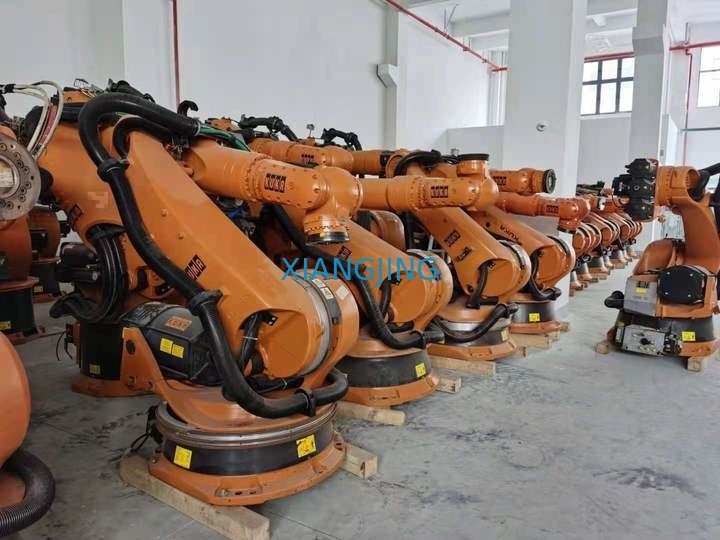 Lengan robot KR 300-2 PA 5 sumbu KUKA digunakan untuk memilih dan menempatkan