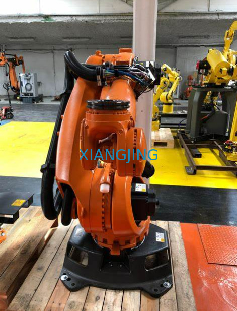 Menggunakan 6 Axis Industrial Robot KR 210 R2700 EXTRA untuk pick and place